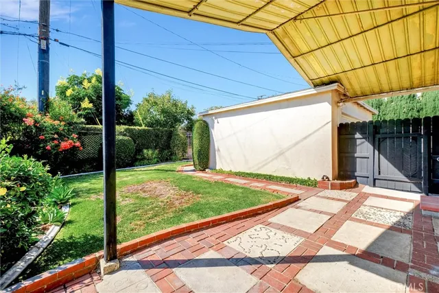 a view of a house with a backyard