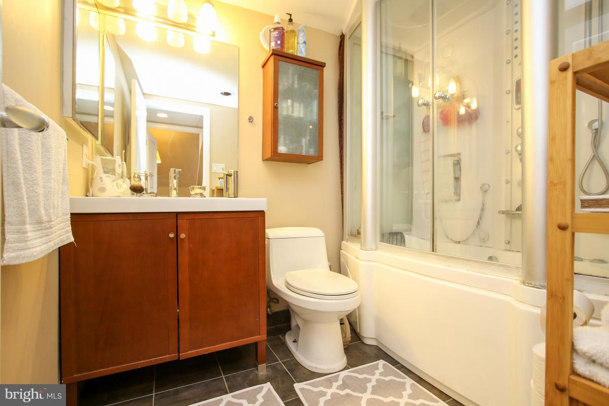 1245 13th Street Northwest, Unit 1012 Washington, DC 20005 - Photo 19 of 30 Bath