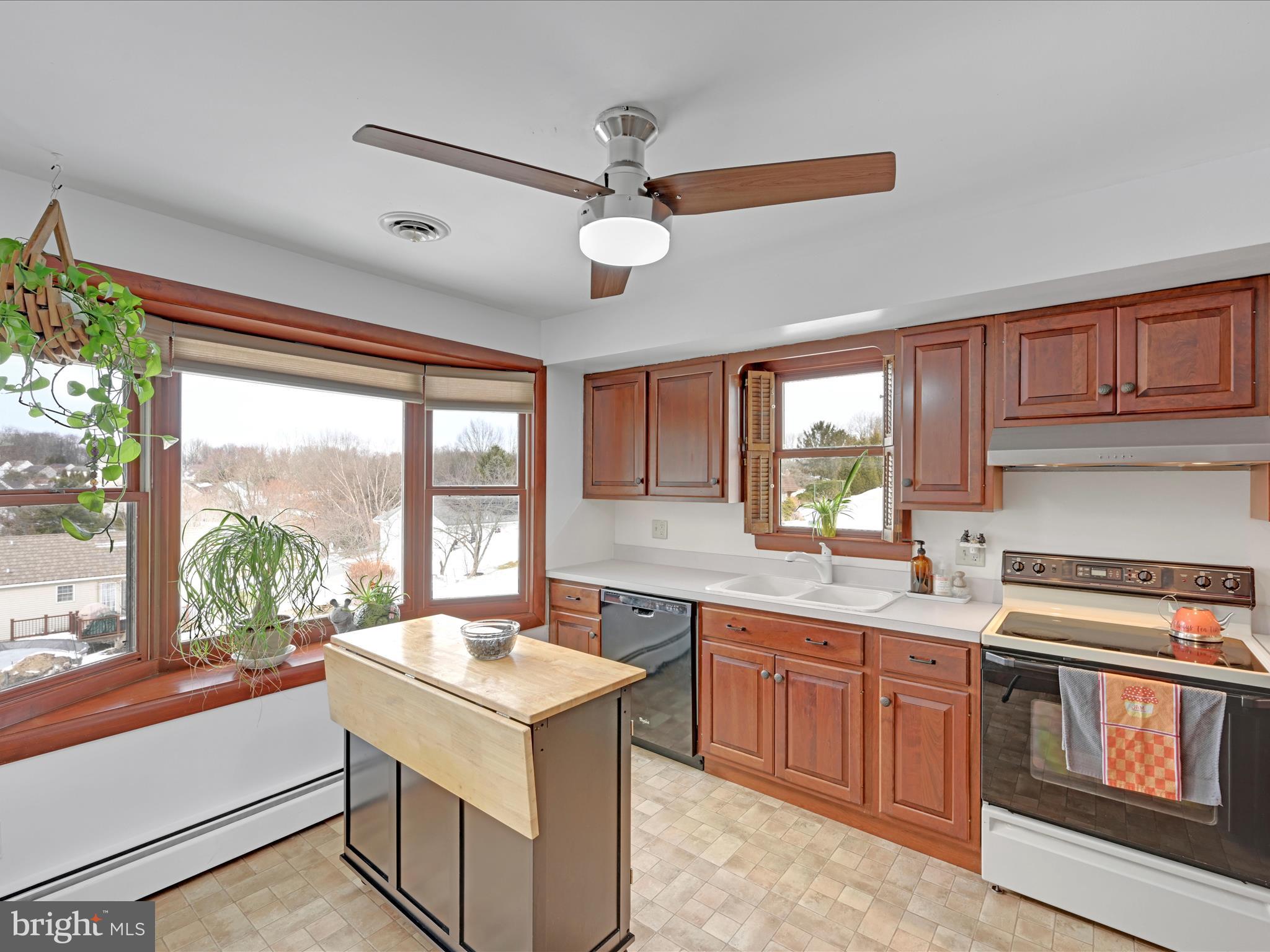 19 Hillside Drive Jacobus, PA 17407 - Photo 11 of 32 Kitchen