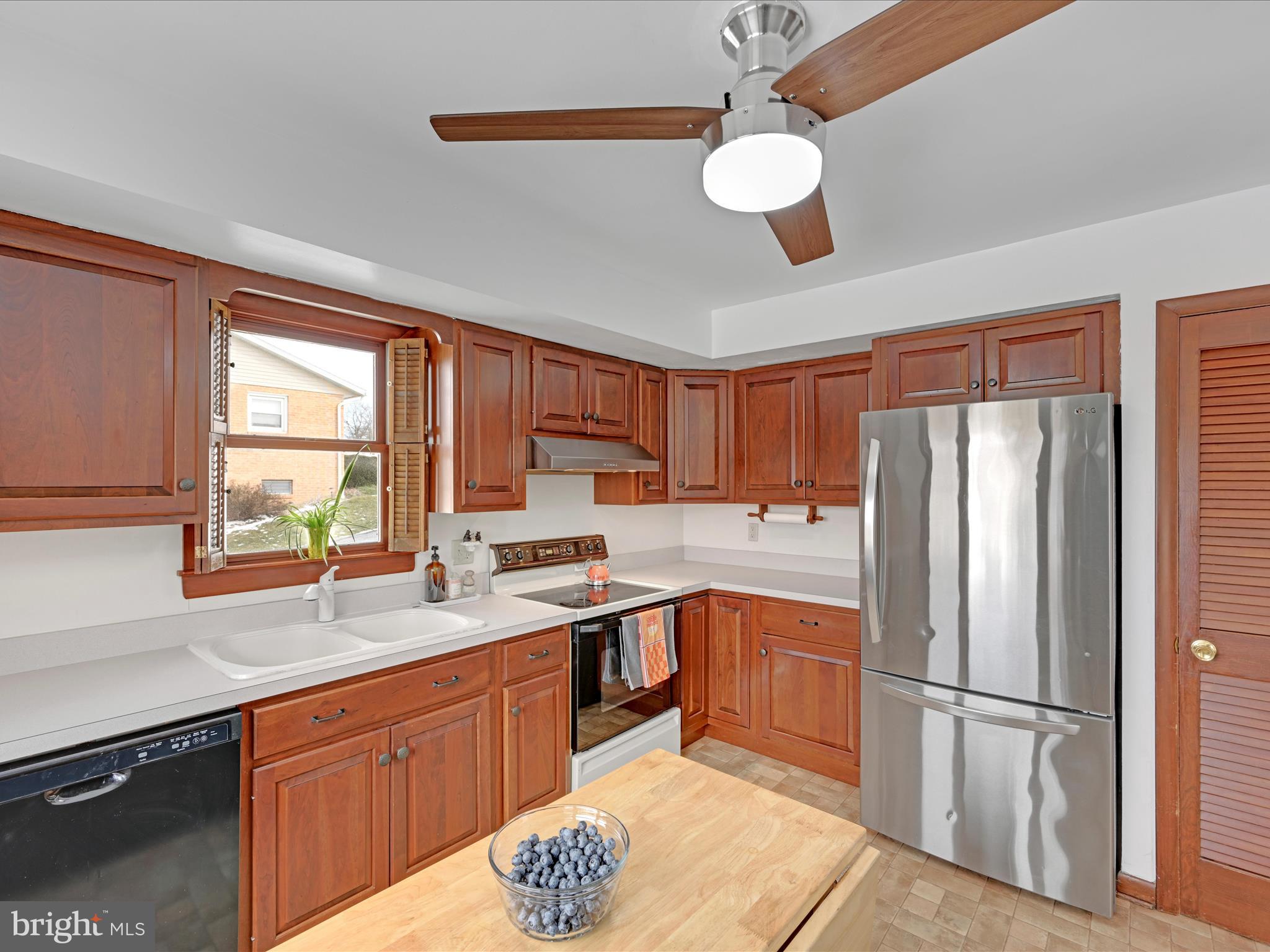 19 Hillside Drive Jacobus, PA 17407 - Photo 12 of 32 Kitchen