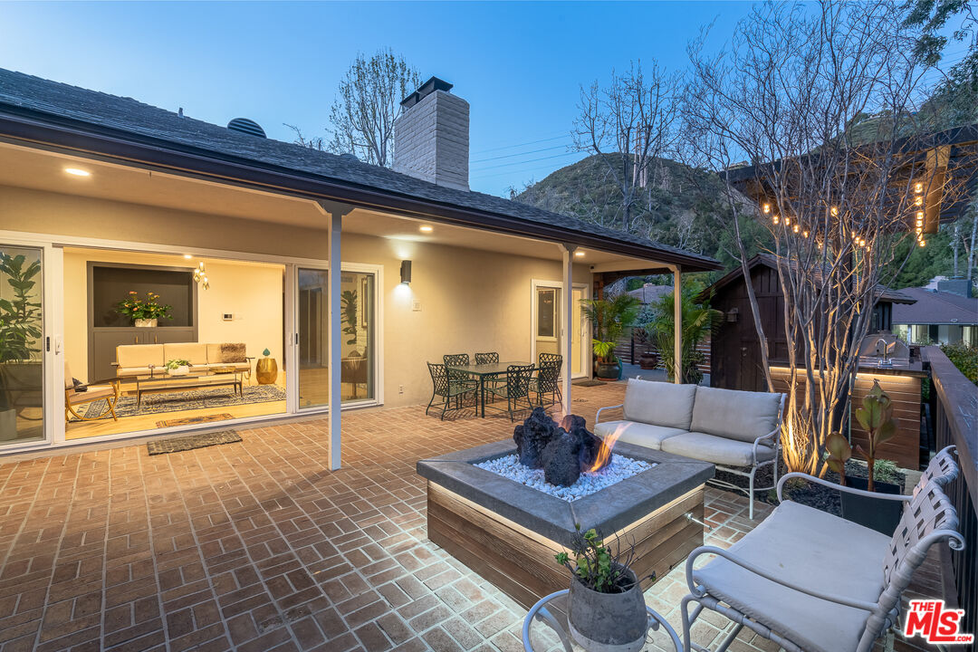 1534 Belleau Road Glendale, CA 91206 - Photo 28 of 40 a living room with furniture and a flat screen tv