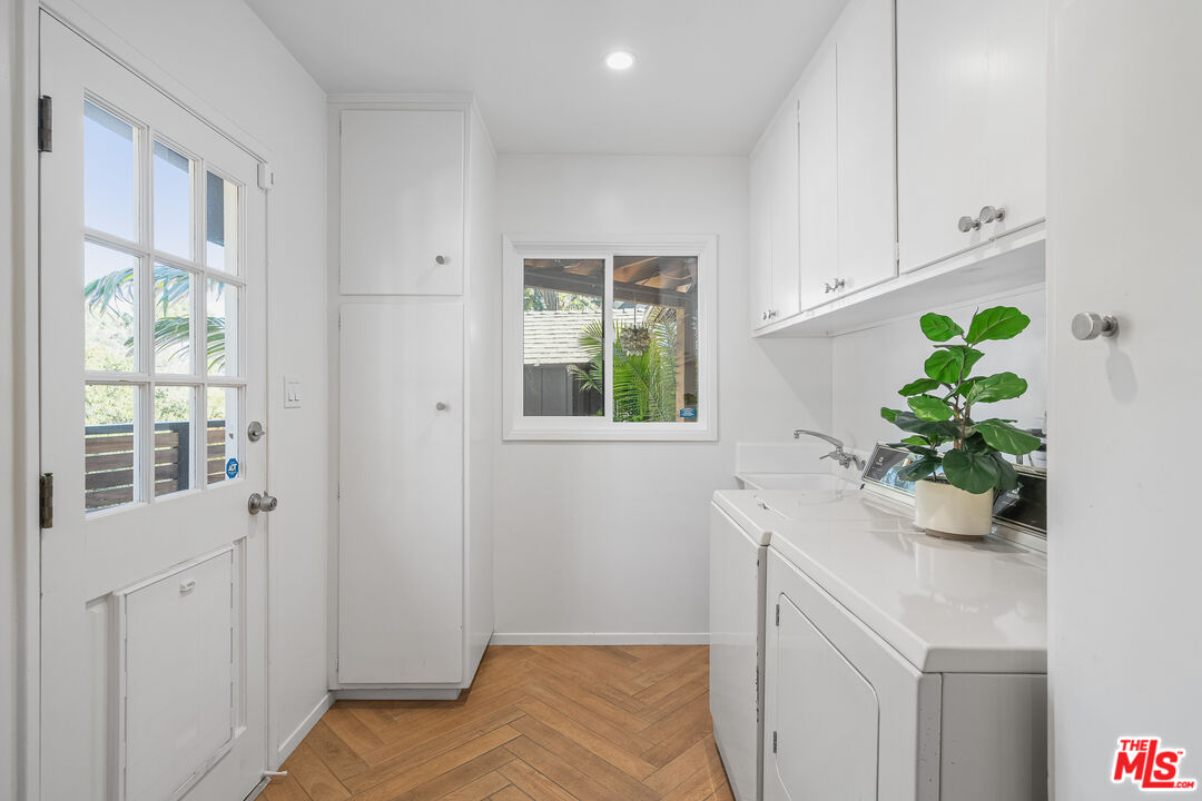1534 Belleau Road Glendale, CA 91206 - Photo 37 of 40 a view of entryway with window and front door
