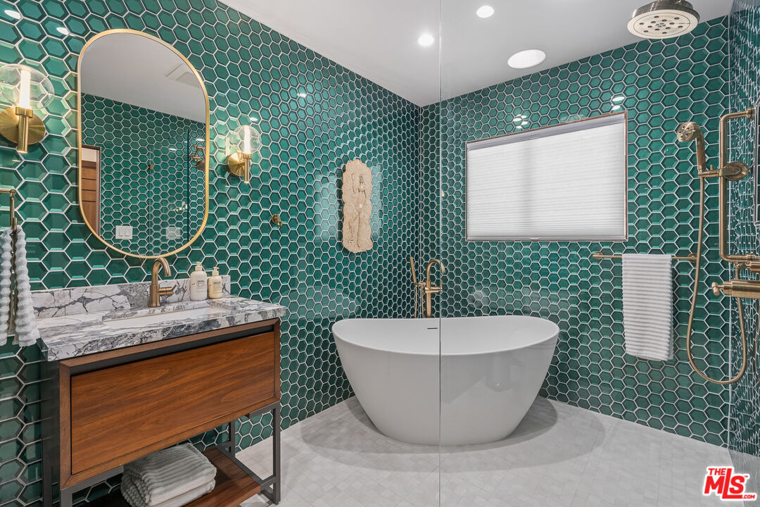 1534 Belleau Road Glendale, CA 91206 - Photo 7 of 40 a room with table and mirror