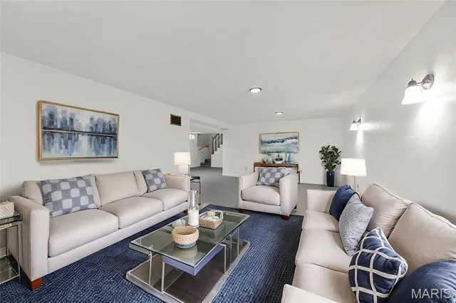 $195,000 | 258 Palm Drive, Hazelwood, MO 63042