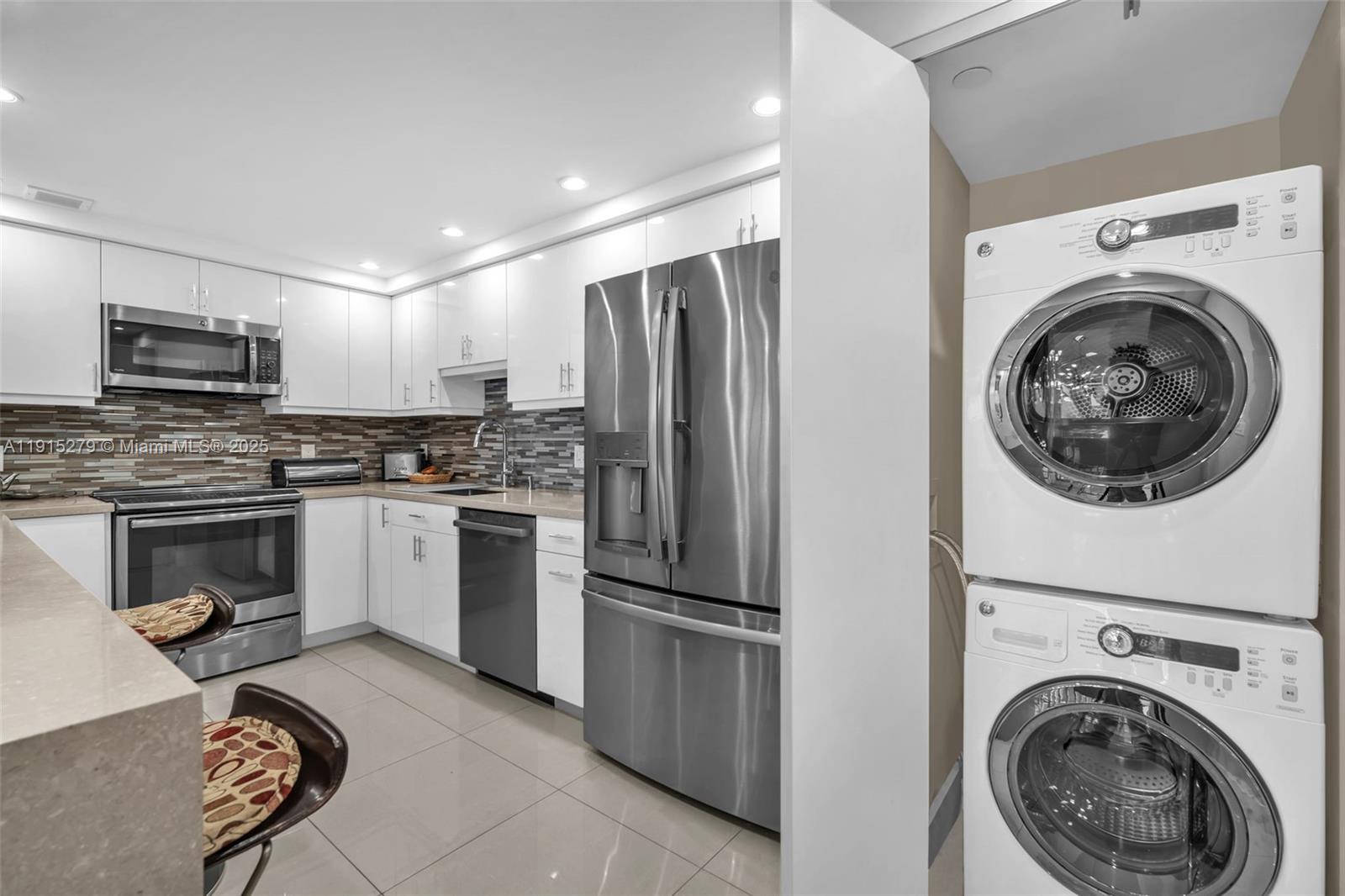 3507 Oaks Way, Unit 906 Pompano Beach, FL 33069 - Photo 12 of 48