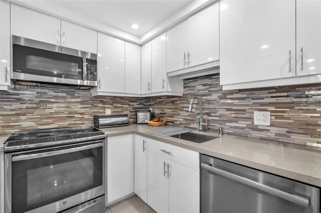 $4,200 | 3507 Oaks Way, Unit 906, Pompano Beach, FL 33069