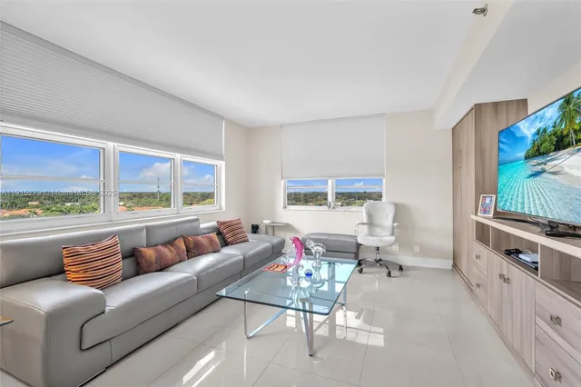 $4,200 | 3507 Oaks Way, Unit 906, Pompano Beach, FL 33069