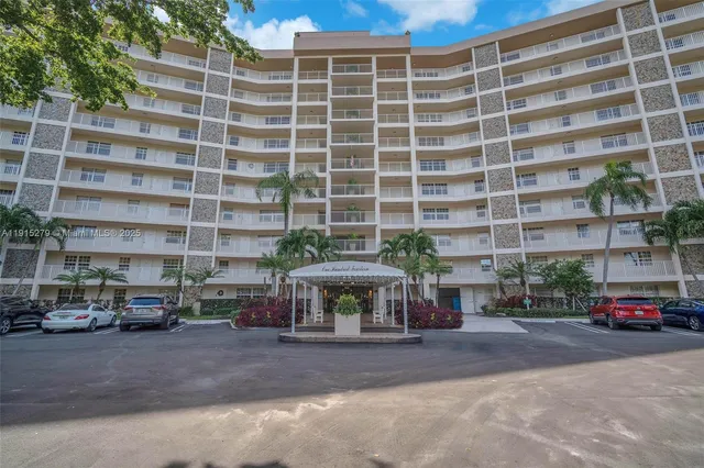 $4,200 | 3507 Oaks Way, Unit 906, Pompano Beach, FL 33069