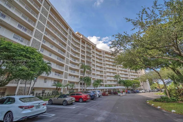 $4,200 | 3507 Oaks Way, Unit 906, Pompano Beach, FL 33069