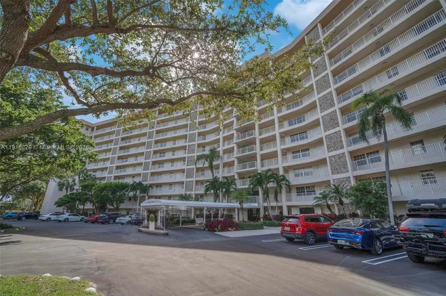 $4,200 | 3507 Oaks Way, Unit 906, Pompano Beach, FL 33069