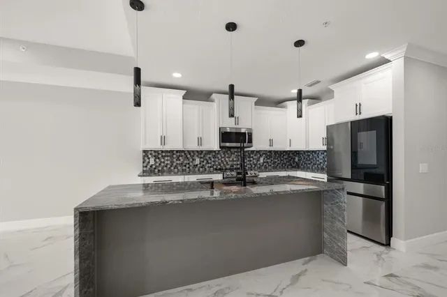 $1,015,000 | 211 Dolphin Point, Unit 301, Clearwater, FL 33767