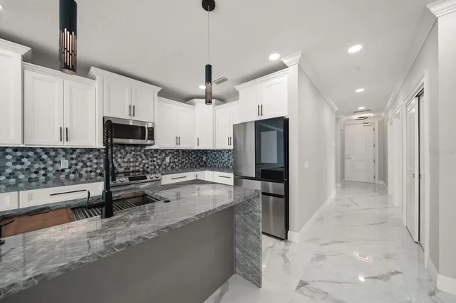 $1,015,000 | 211 Dolphin Point, Unit 301, Clearwater, FL 33767