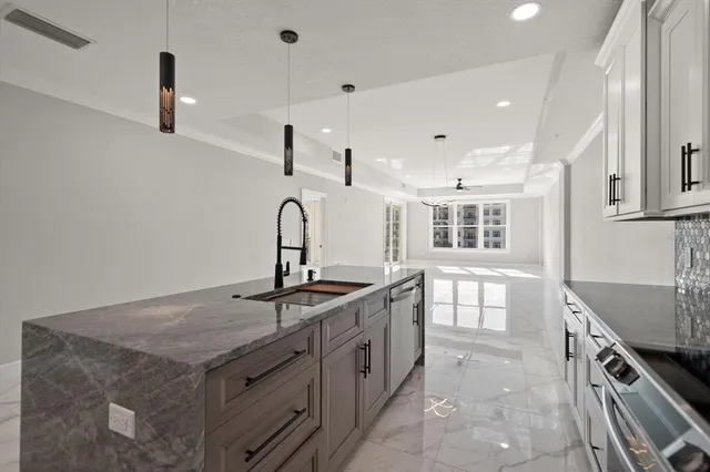 $1,015,000 | 211 Dolphin Point, Unit 301, Clearwater, FL 33767