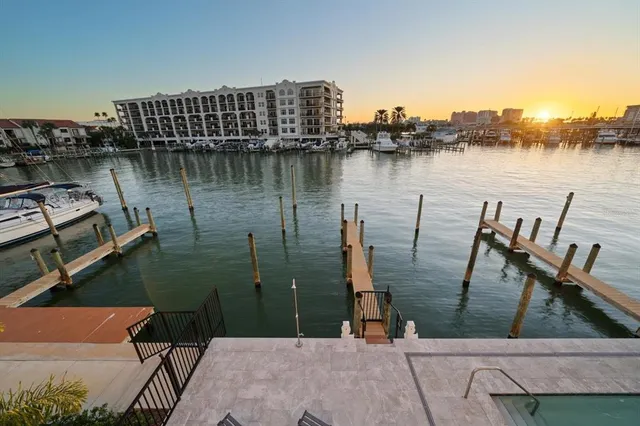 $1,015,000 | 211 Dolphin Point, Unit 301, Clearwater, FL 33767