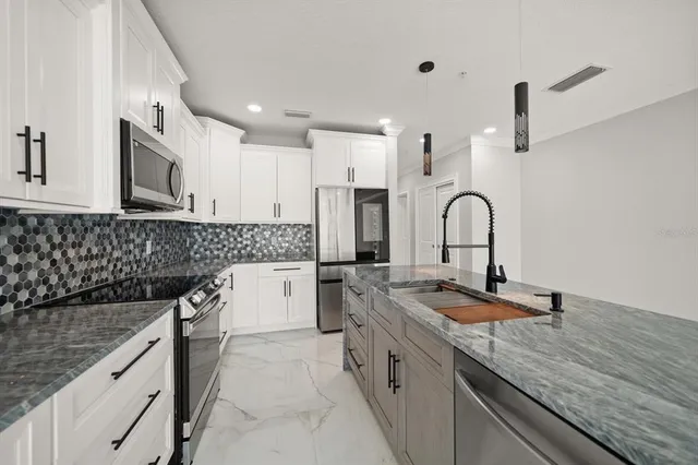 $1,015,000 | 211 Dolphin Point, Unit 301, Clearwater, FL 33767