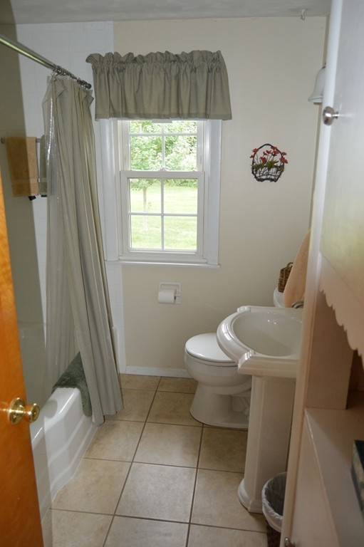 189 Acrebrook Road Springfield, MA 01129 - Photo 11 of 20