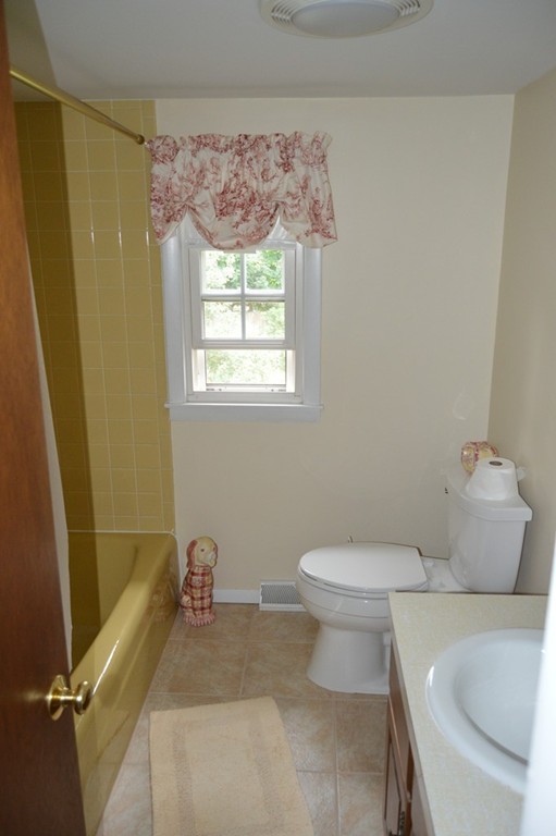 189 Acrebrook Road Springfield, MA 01129 - Photo 15 of 20