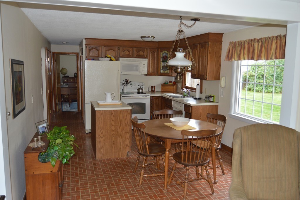 189 Acrebrook Road Springfield, MA 01129 - Photo 3 of 20