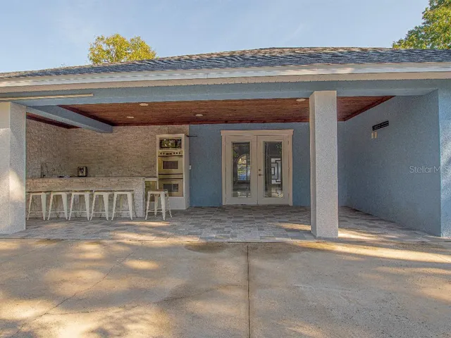 a view of livingroom with furniture