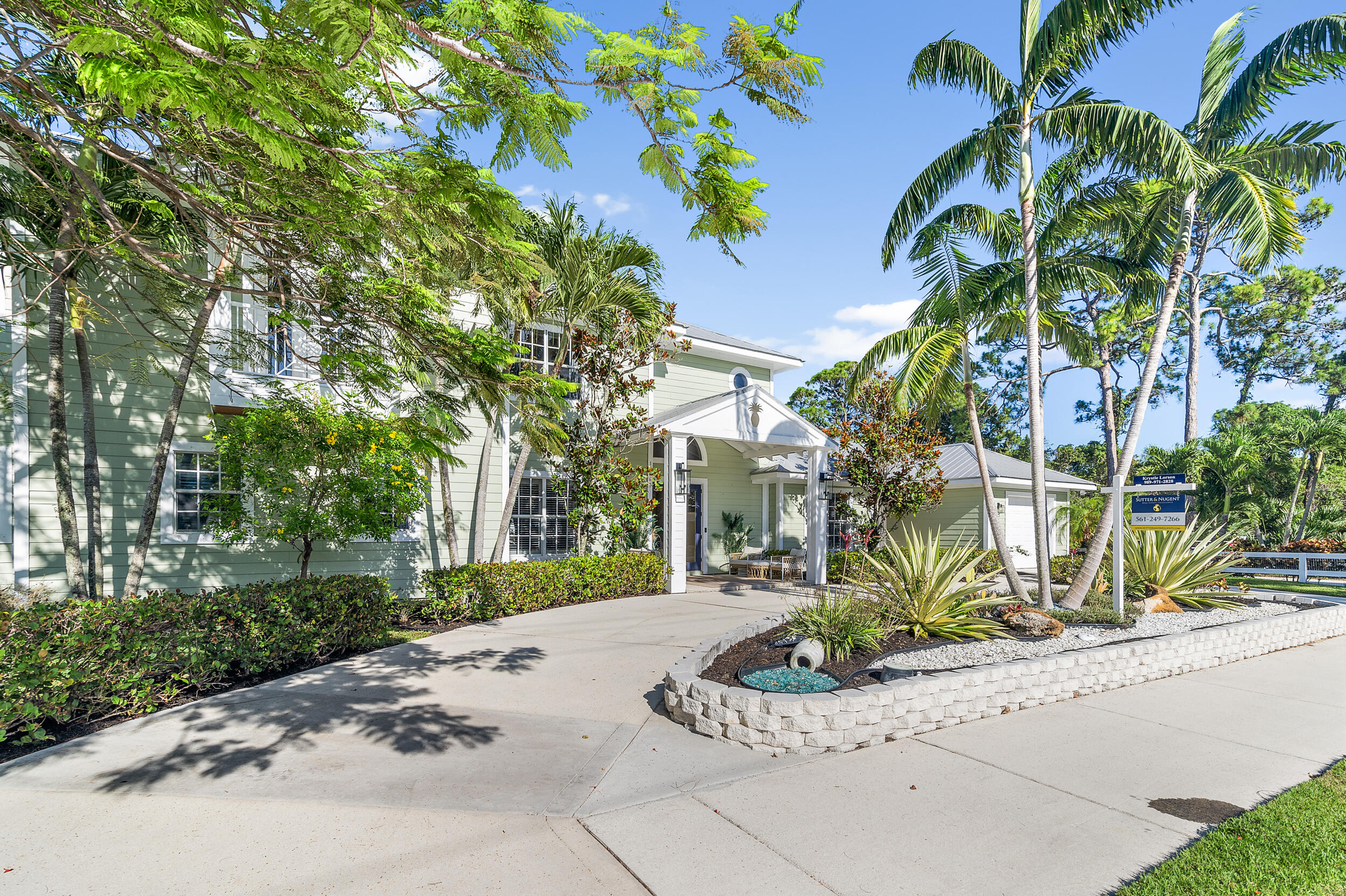 19067 Southeast County Line Road Jupiter, FL 33469 - Photo 3 of 93 Front Exterior circular drive