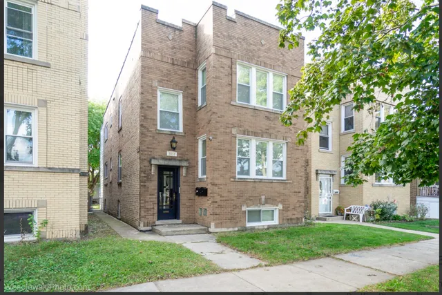 $2,300 | 5510 North Luna Avenue, Unit 1, Chicago, IL 60630