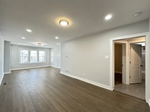 $2,300 | 5510 North Luna Avenue, Unit 1, Chicago, IL 60630