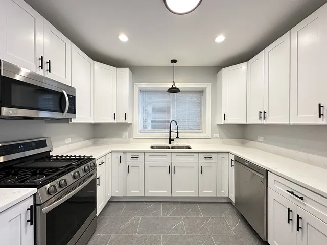 $2,300 | 5510 North Luna Avenue, Unit 1, Chicago, IL 60630