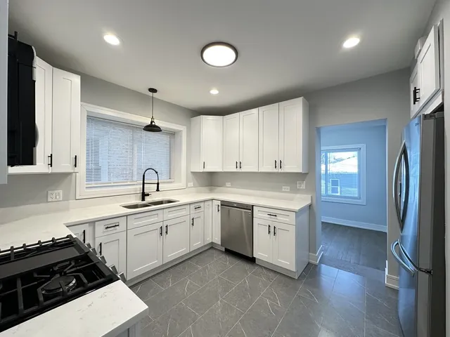 $2,300 | 5510 North Luna Avenue, Unit 1, Chicago, IL 60630