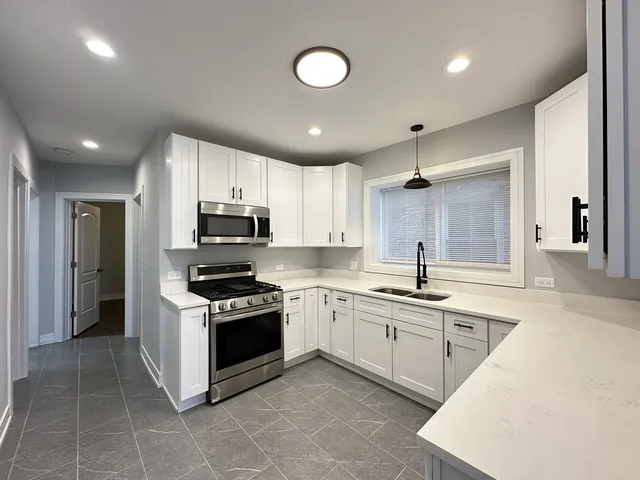 $2,300 | 5510 North Luna Avenue, Unit 1, Chicago, IL 60630