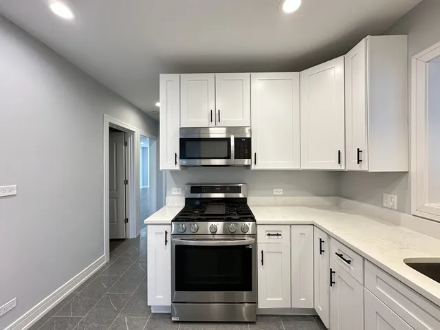 $2,300 | 5510 North Luna Avenue, Unit 1, Chicago, IL 60630