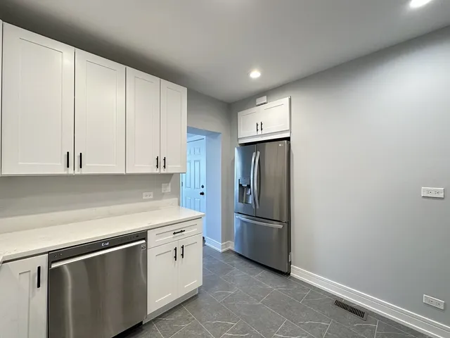 $2,300 | 5510 North Luna Avenue, Unit 1, Chicago, IL 60630