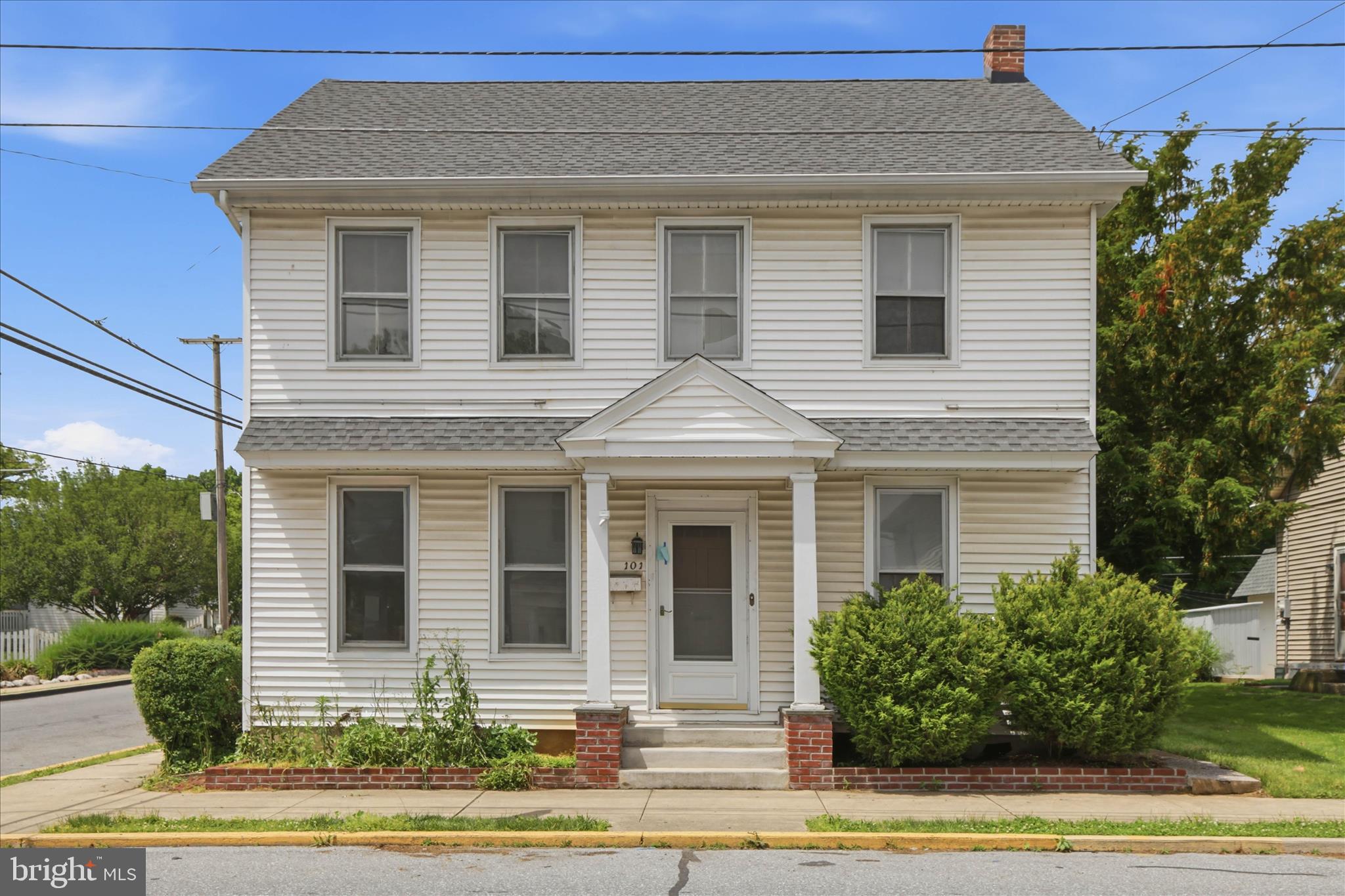 101 East Lincoln Avenue Lititz, PA 17543 - Photo 4 of 39 a front view of a house