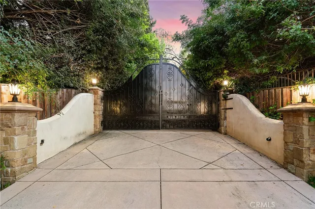 $15,900 | 19554 Wells Drive, Tarzana, CA 91356