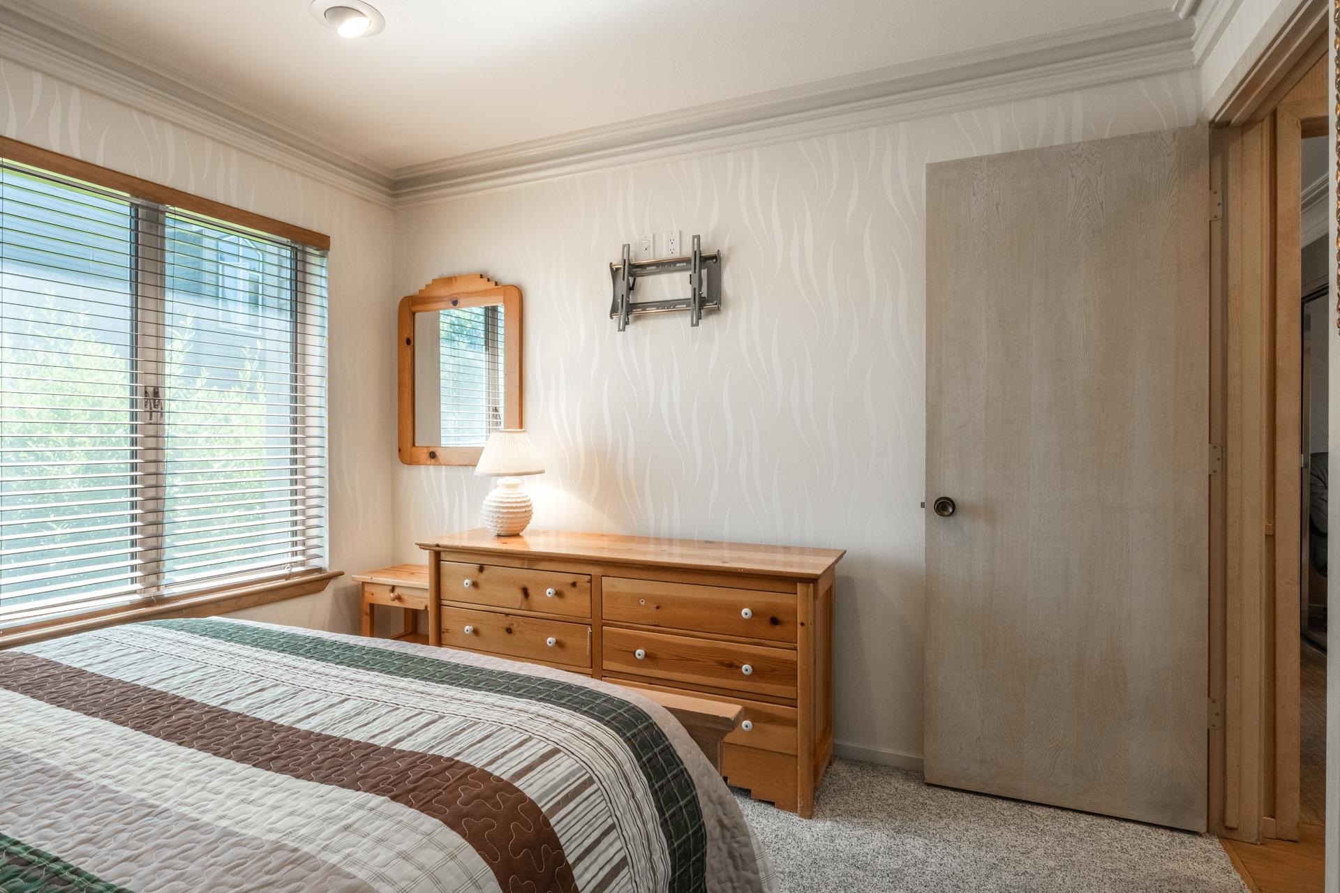 623 Golden Creek Road, Unit 623 Mammoth Lakes, CA 93546 - Photo 23 of 33 a bedroom with a bed and a window