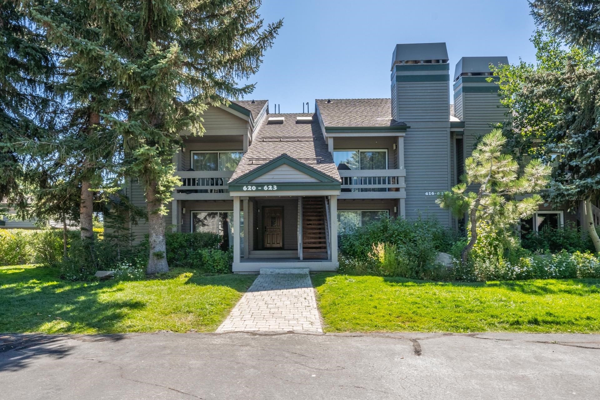 623 Golden Creek Road, Unit 623 Mammoth Lakes, CA 93546 - Photo 29 of 33 a front view of house with yard and green space
