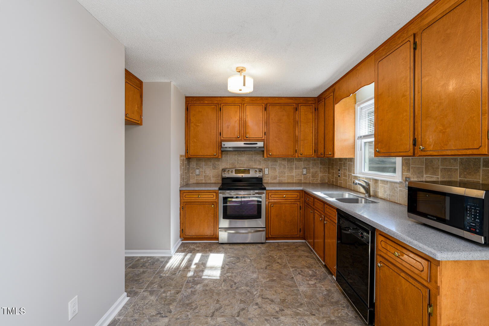 5224 Relay Way Raleigh, NC 27603 - Photo 6 of 19 250128-RelayWay-10