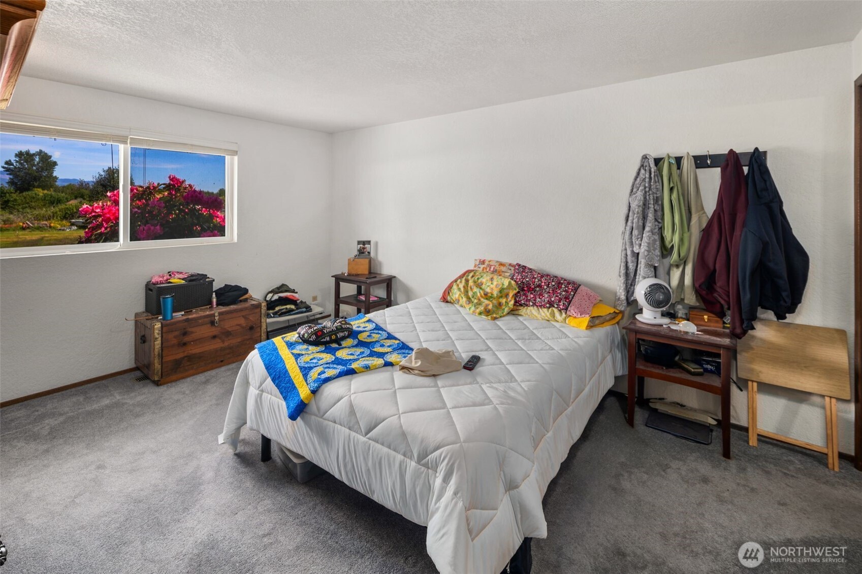 17464 Dunbar Road, Unit 1 Mount Vernon, WA 98273 - Photo 16 of 40 a bedroom with a bed and a desk