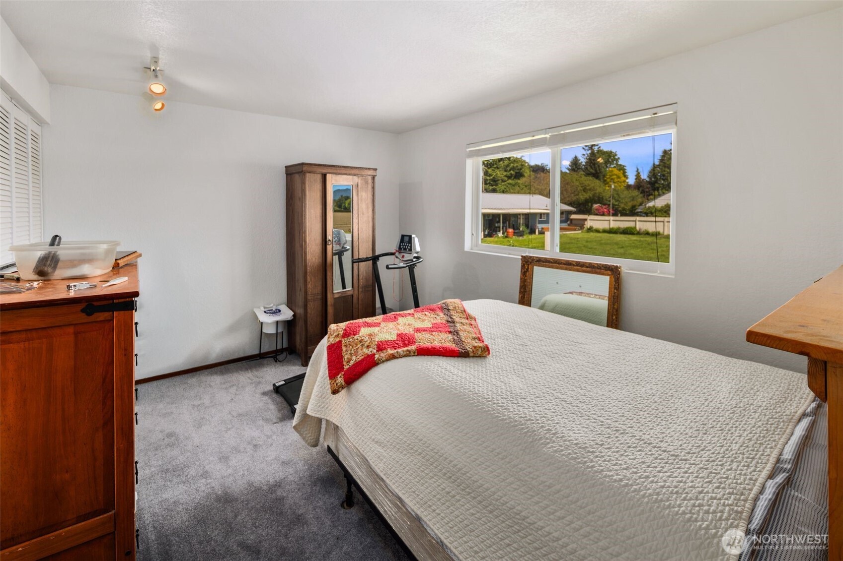 17464 Dunbar Road, Unit 1 Mount Vernon, WA 98273 - Photo 21 of 40 a bedroom with a bed and dresser