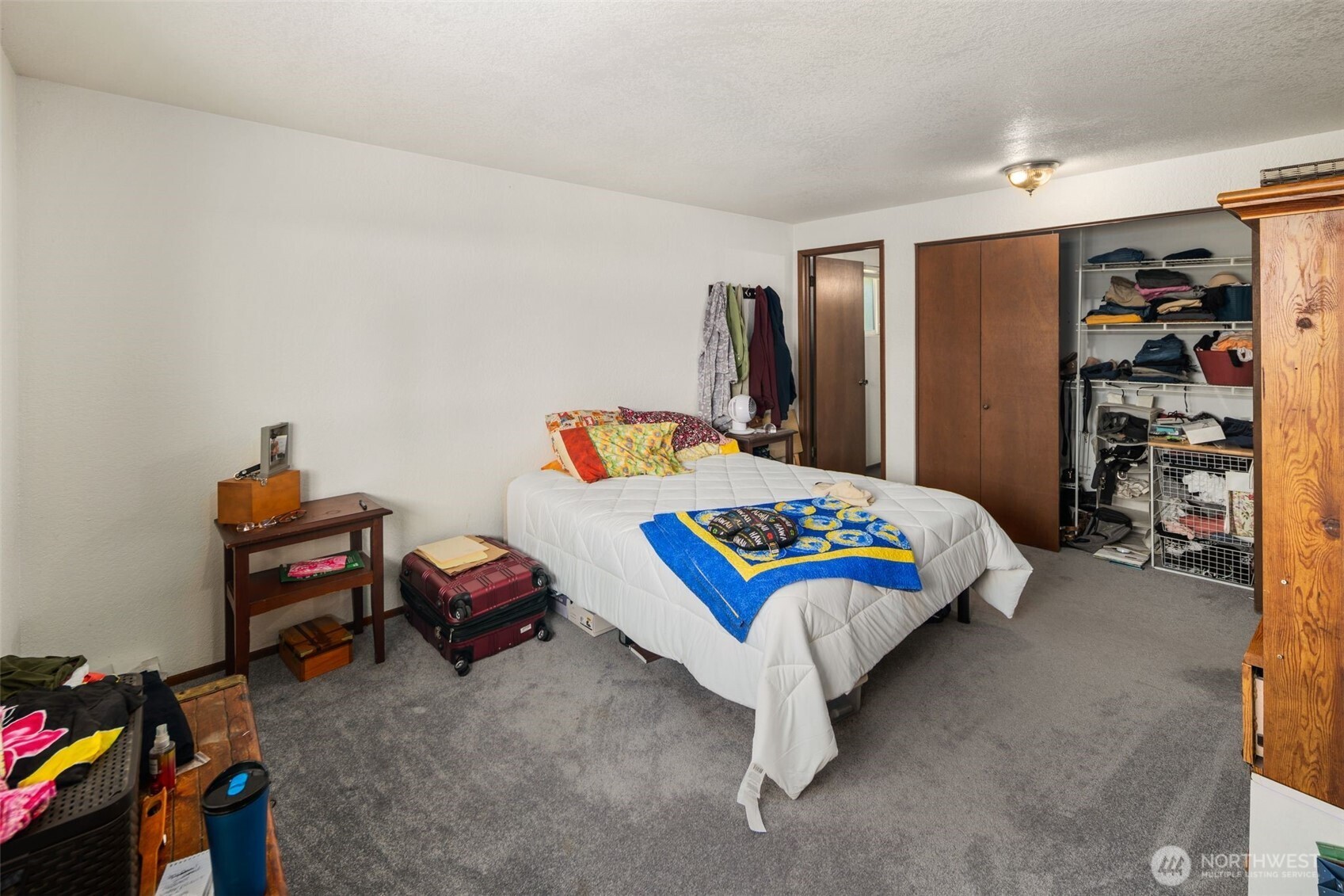 17464 Dunbar Road, Unit 1 Mount Vernon, WA 98273 - Photo 22 of 40 a bedroom with furniture and a bed