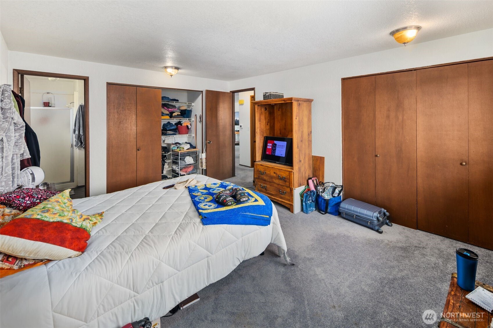 17464 Dunbar Road, Unit 1 Mount Vernon, WA 98273 - Photo 23 of 40 a bedroom with bed and a flat tv screen