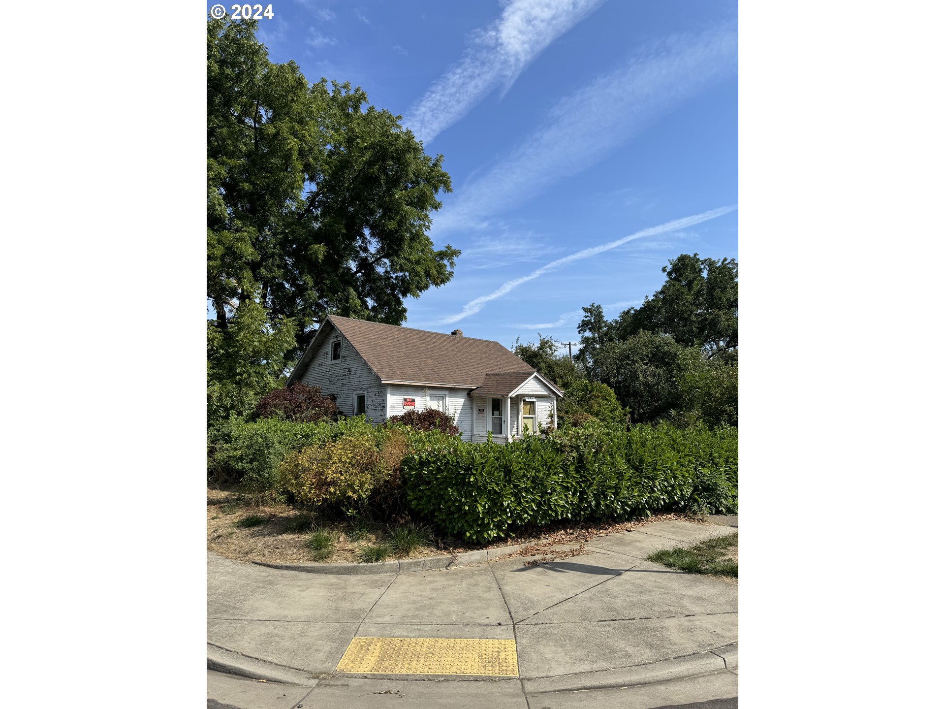 118 West J Street Springfield, OR 97477 - Photo 1 of 1 a front view of a house with a yard