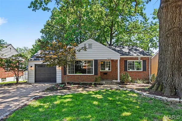 $420,000 | 1310 Lanvale Drive, Webster Groves, MO 63119