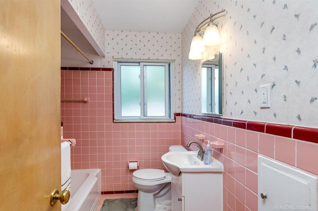1074 Vernier Road Grosse Pointe, MI 48236 - Photo 13 of 20 31325826-12.JPG