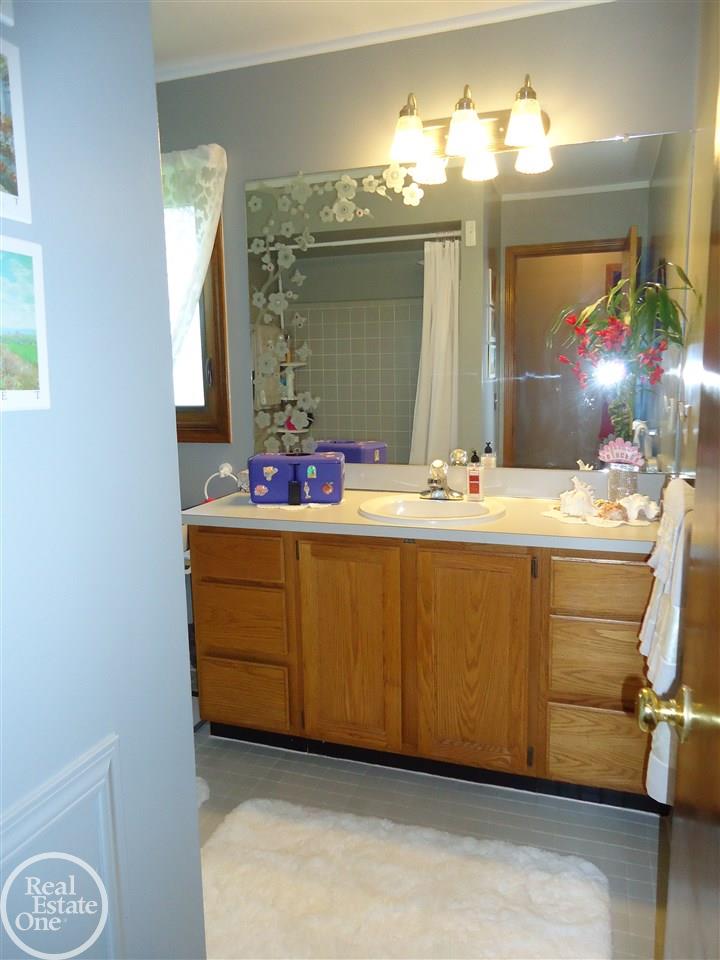 589 Lexington Drive Rochester, MI 48307 - Photo 24 of 39 Main hall Bathroom