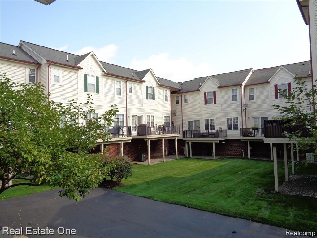 2650 Crooks Road, Unit 1 Royal Oak, MI 48073 - Photo 4 of 41 Courtyard view from front porch