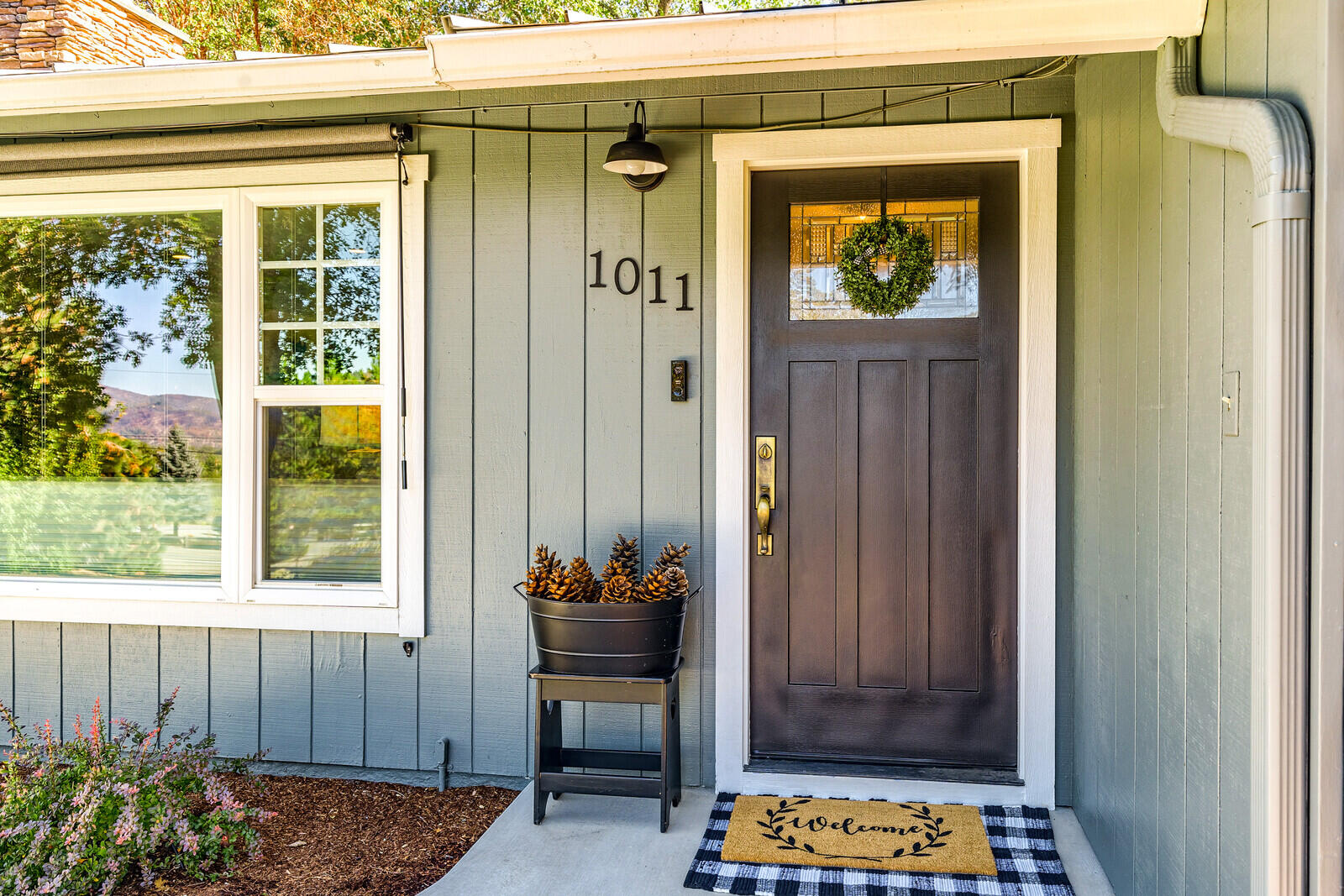 1011 Upper Applegate Road Jacksonville, OR 97530 - Photo 11 of 49 a view of small entryway with wooden walls