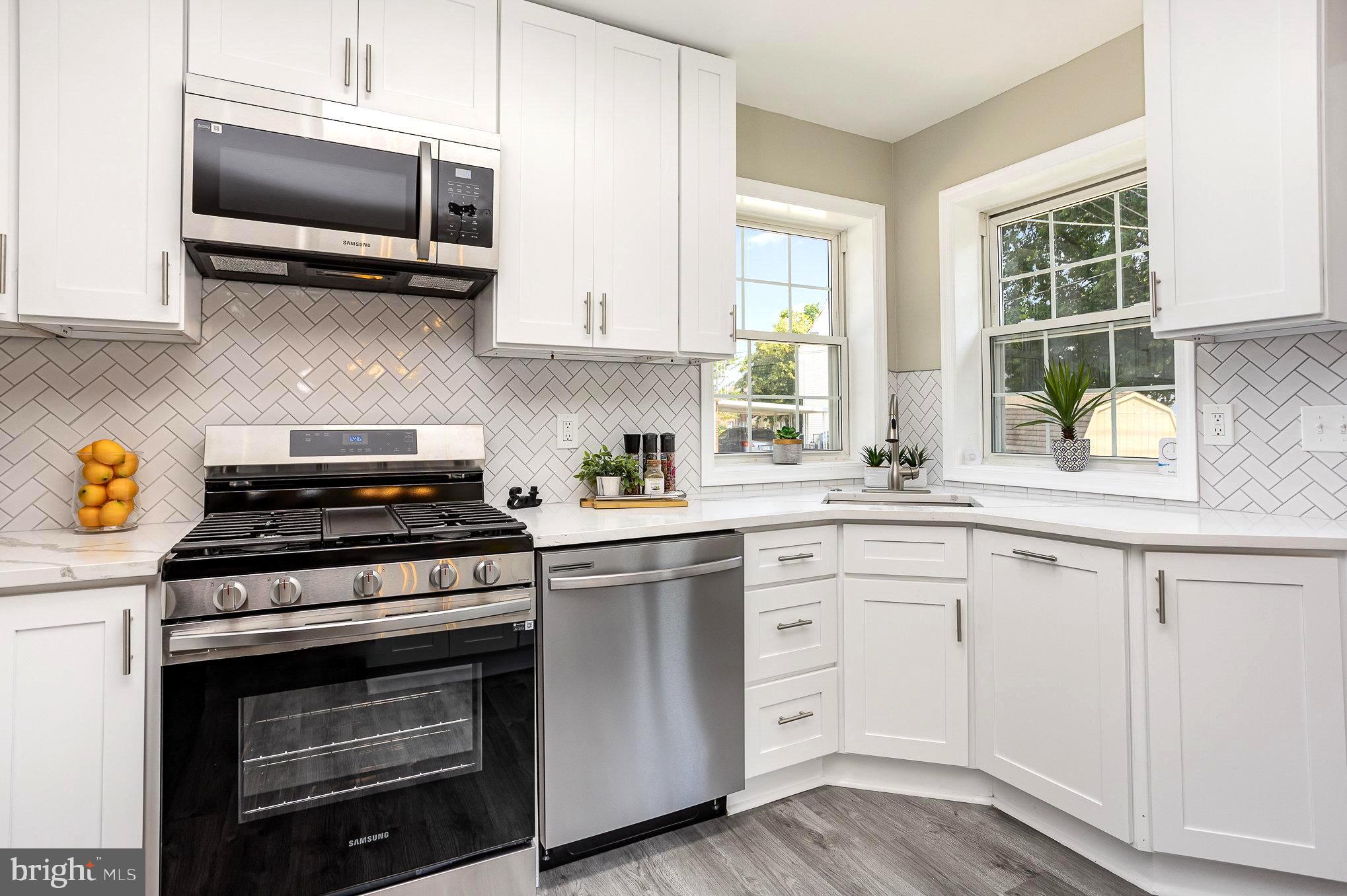 3001 Dunran Road Dundalk, MD 21222 - Photo 8 of 30 White Shaker Cabs
w/Full Ext drawers & soft close