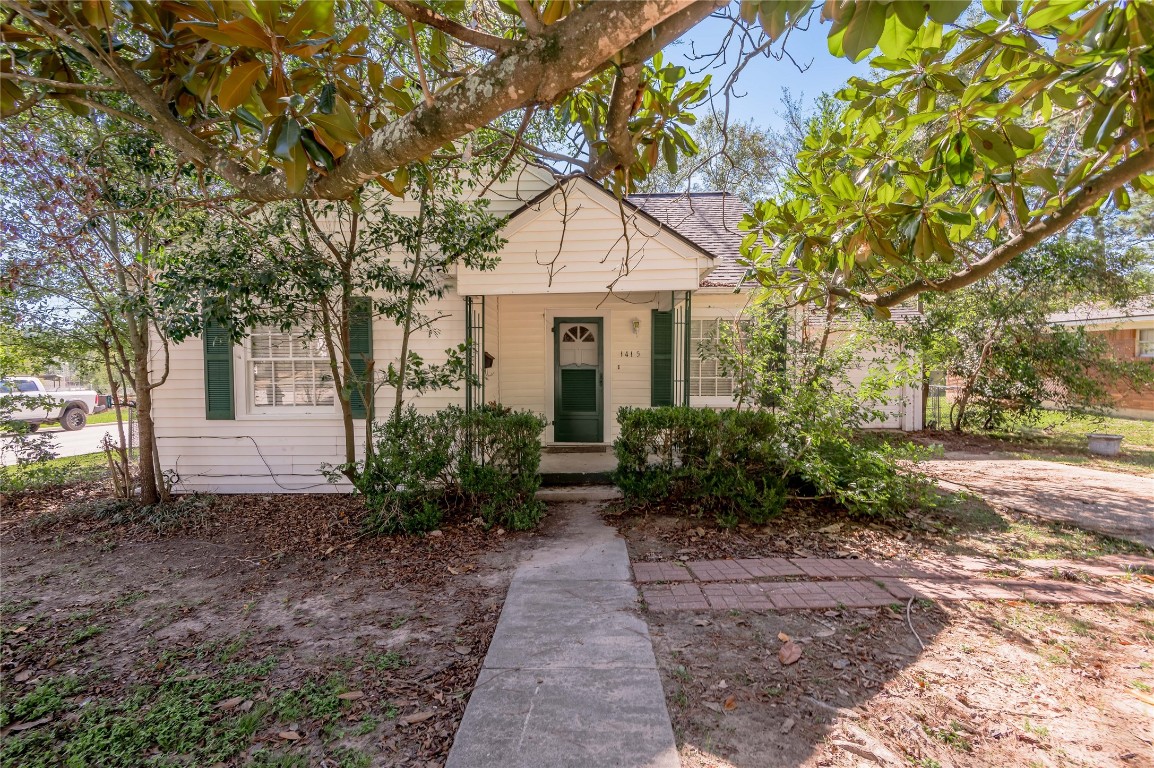 1415 22nd Street Huntsville, TX 77340 - Photo 2 of 30 a front view of a house with garden