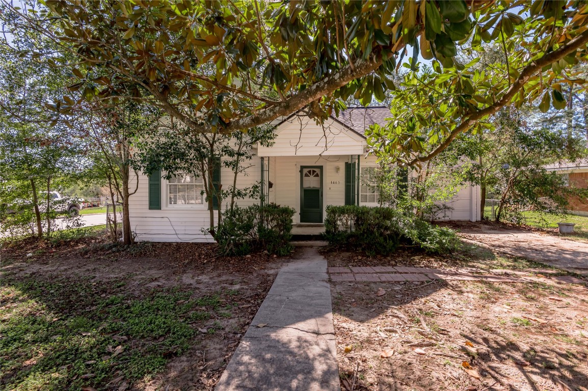 1415 22nd Street Huntsville, TX 77340 - Photo 21 of 30 a front view of a house with a garden