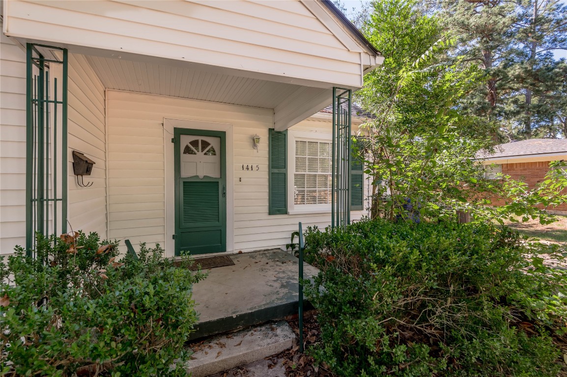 1415 22nd Street Huntsville, TX 77340 - Photo 3 of 30 a front view of a house with garden